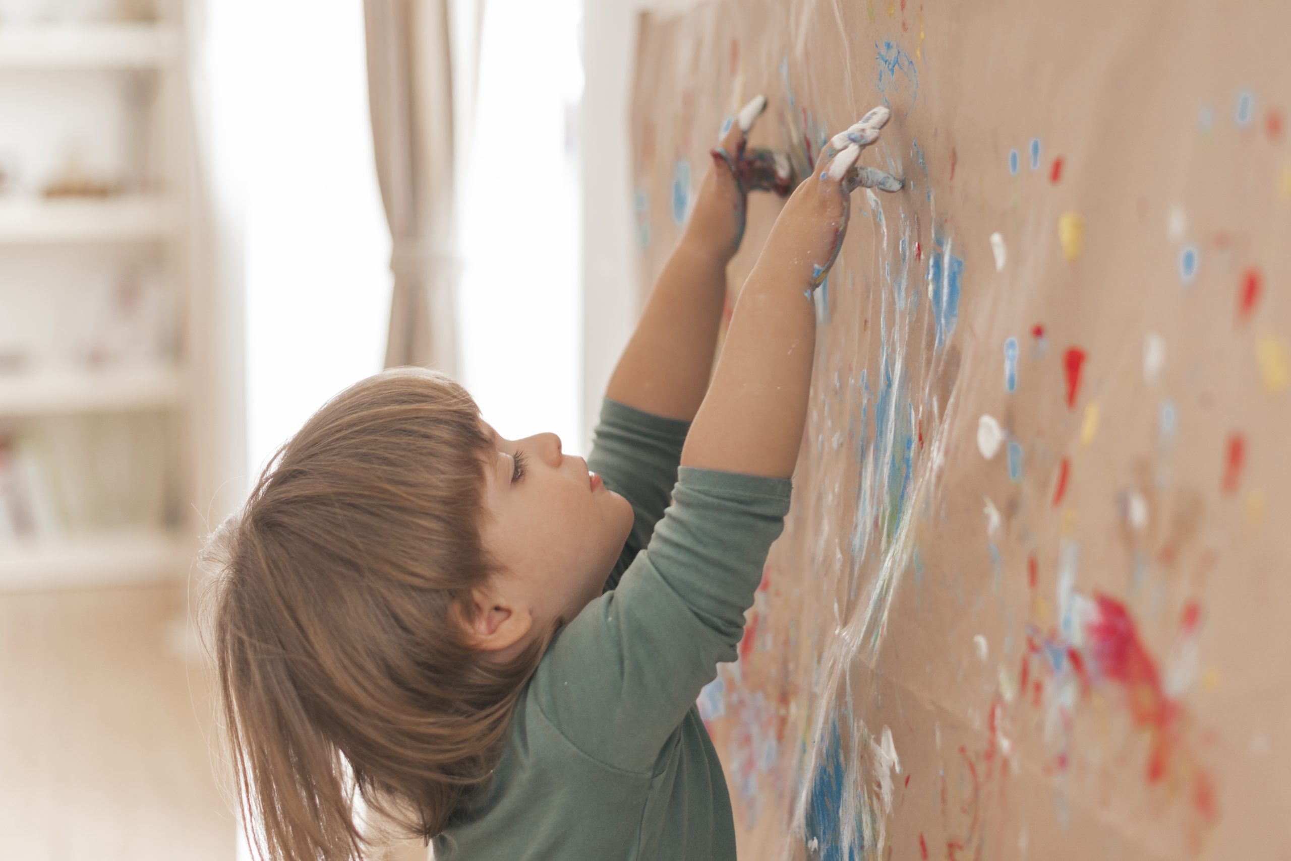 little-child-painting-like-artist